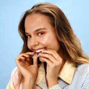 Aligneurs dentaires invisibles pour réaligner les dents